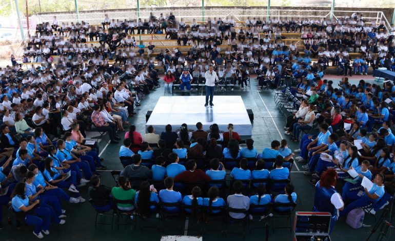 FGE alerta a estudiantes de Ocumicho, Antúnez, Cherán y La Cantera sobre riesgos digitales, adicción a pantallas y delitos en línea contra menores