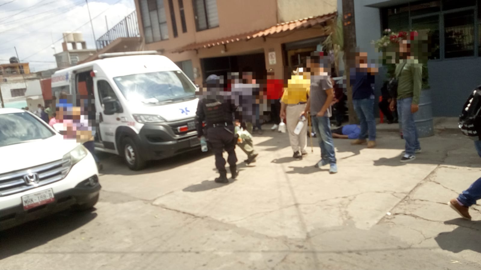 Hombre fallece de manera súbita afuera de la Multiplaza; presunta causa infarto