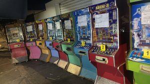 Ejecuta FGE 15 cateos en Uruapan; aseguran 58 máquinas tragamonedas vinculadas a posibles actividades ilícitas.<br>