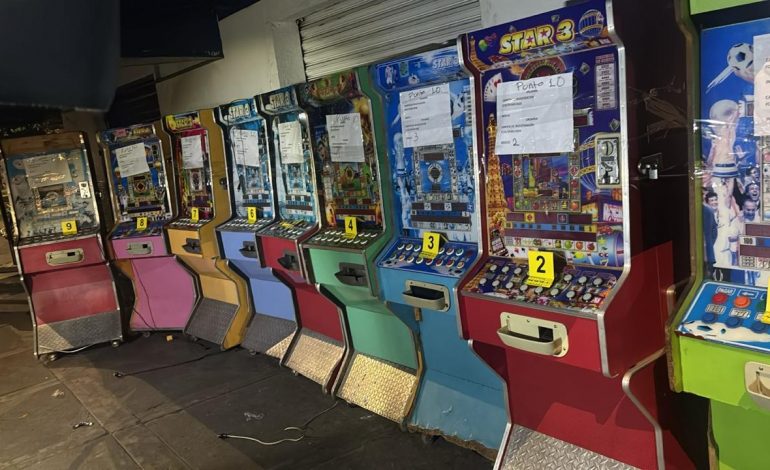 Ejecuta FGE 15 cateos en Uruapan; aseguran 58 máquinas tragamonedas vinculadas a posibles actividades ilícitas.