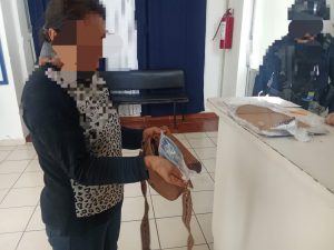 Policía Municipal de Hidalgo recupera dinero de extorsión y lo entrega a víctima.