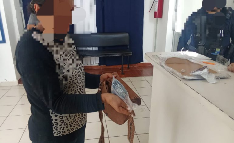 Policía Municipal de Hidalgo recupera dinero de extorsión y lo entrega a víctima.