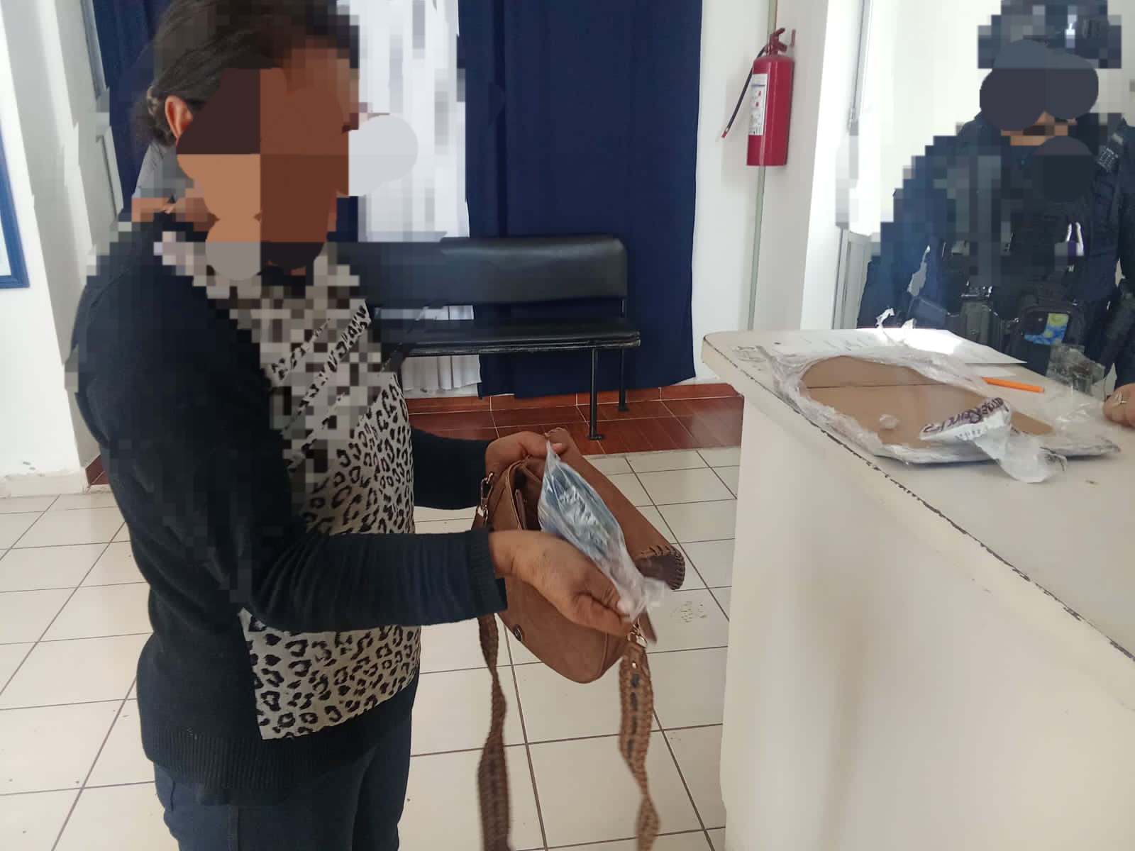 Policía Municipal de Hidalgo recupera dinero de extorsión y lo entrega a víctima.