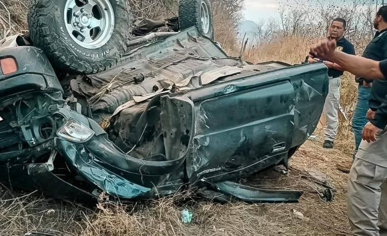 Volcadura en Zitácuaro deja un muerto y nueve heridos