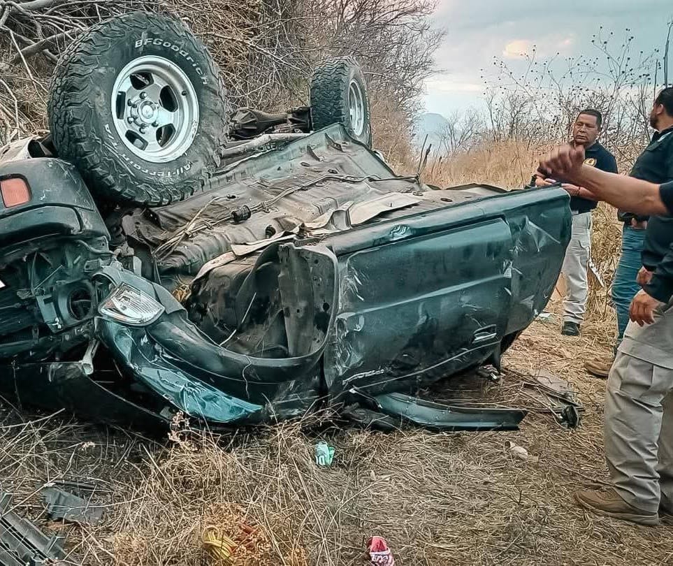 Volcadura en Zitácuaro deja un muerto y nueve heridos