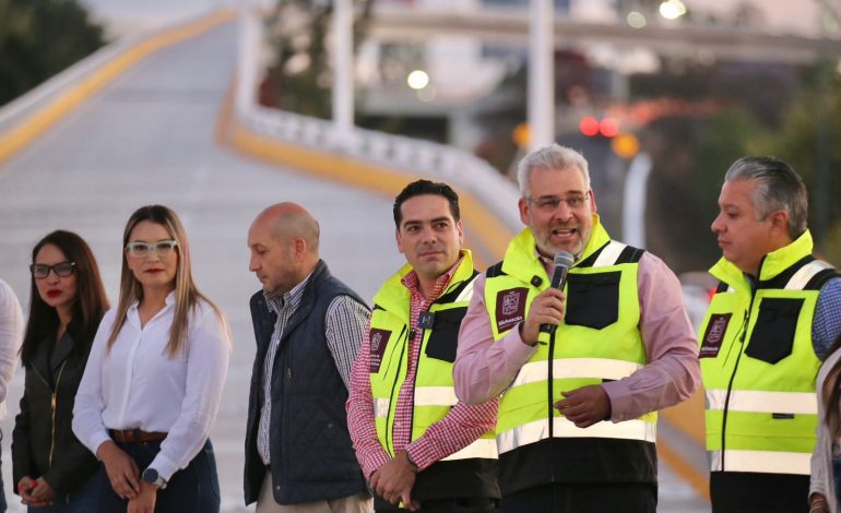 Bedolla abre a la circulación puente de distribuidor vial de la salida a Pátzcuaro