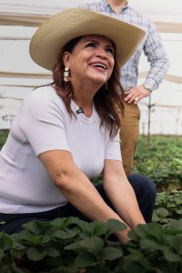 Fabiola Alanís reconoce el liderazgo de las mujeres en la agroindustria de la fresa en Jacona