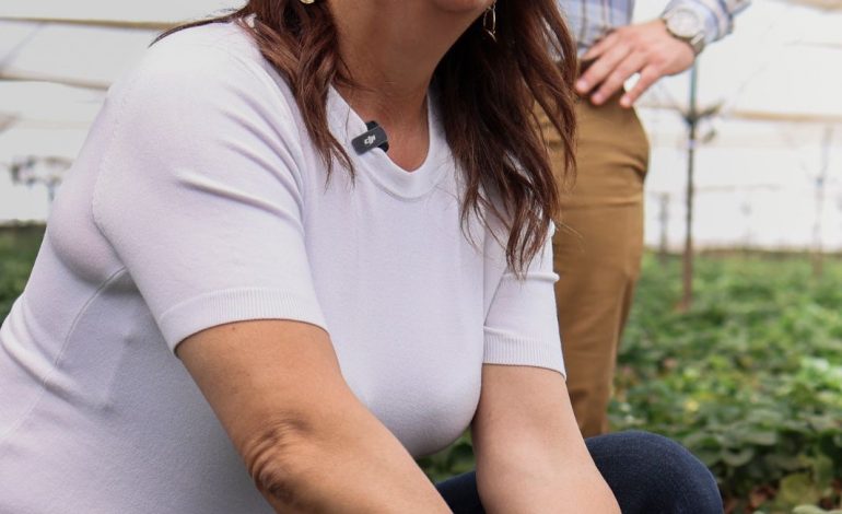 Fabiola Alanís reconoce el liderazgo de las mujeres en la agroindustria de la fresa en Jacona