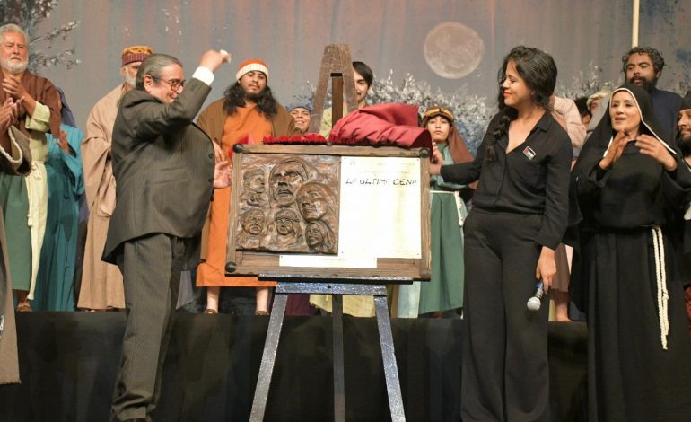 Develan placa por los 10 años de La última cena en el Teatro Melchor Ocampo.