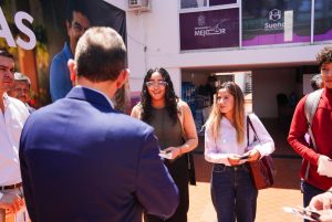 Semigrante entrega visas a estudiantes que competirán en mundial de robótica.