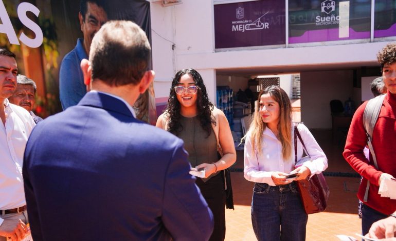 Semigrante entrega visas a estudiantes que competirán en mundial de robótica.