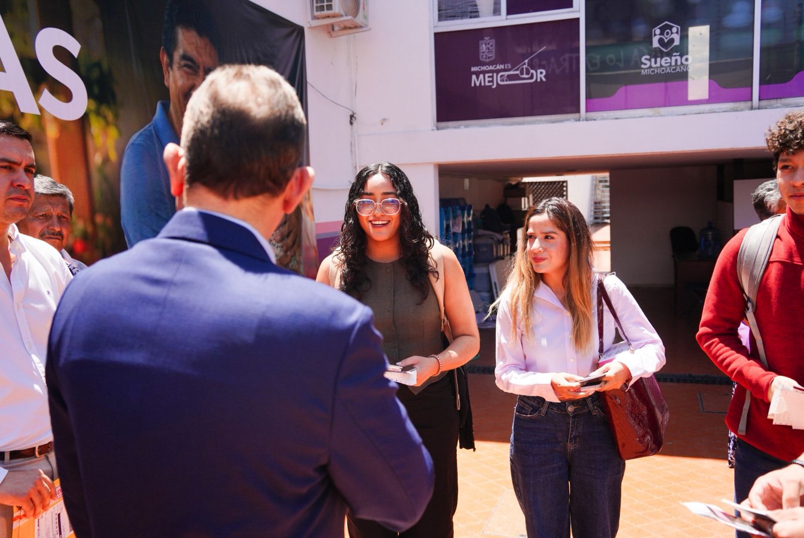 Semigrante entrega visas a estudiantes que competirán en mundial de robótica.