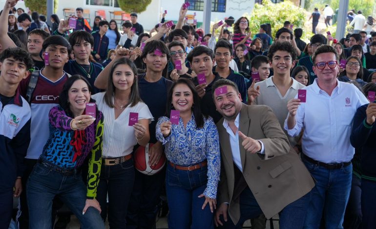 Gladyz Butanda entrega tarjetas del teleférico en Cecytem Uruapan