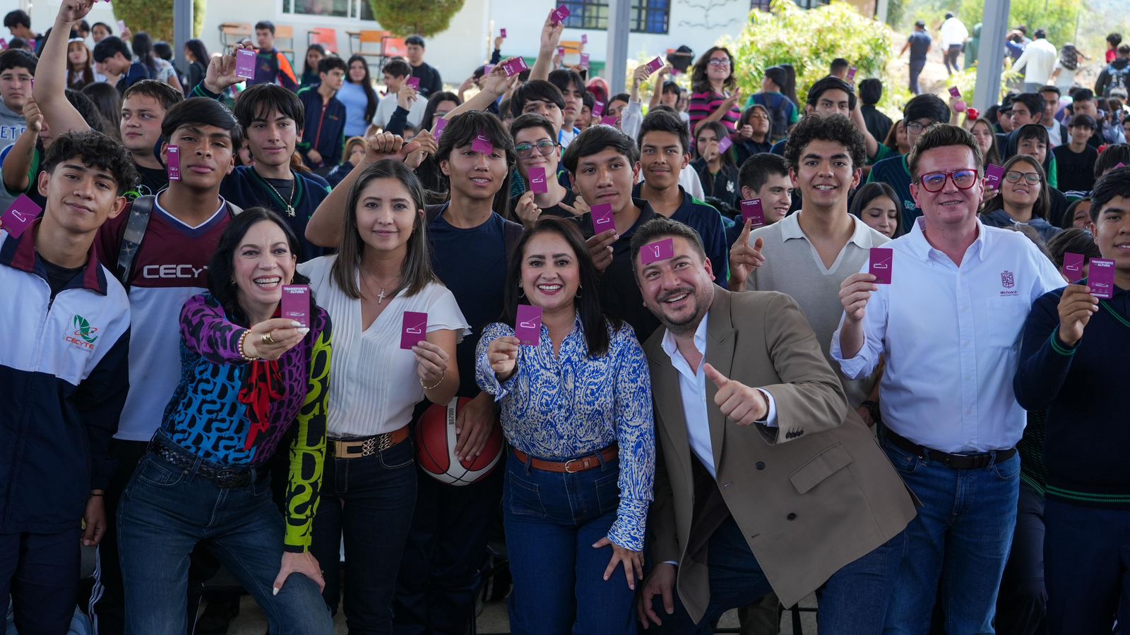 Gladyz Butanda entrega tarjetas del teleférico en Cecytem Uruapan