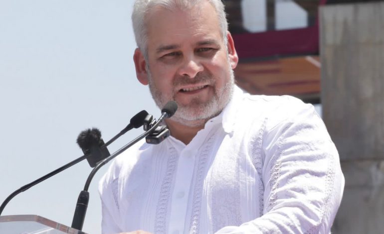 Uruapan vuela alto; inaugura Bedolla el primer teleférico de Michoacán.