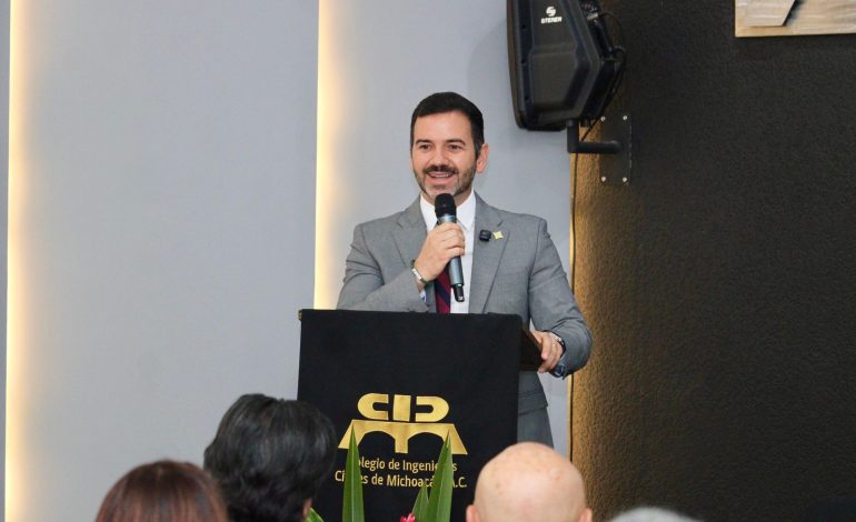 Yankel Benítez reconoce a ingenieros en 64 aniversario de su Colegio en Michoacán.