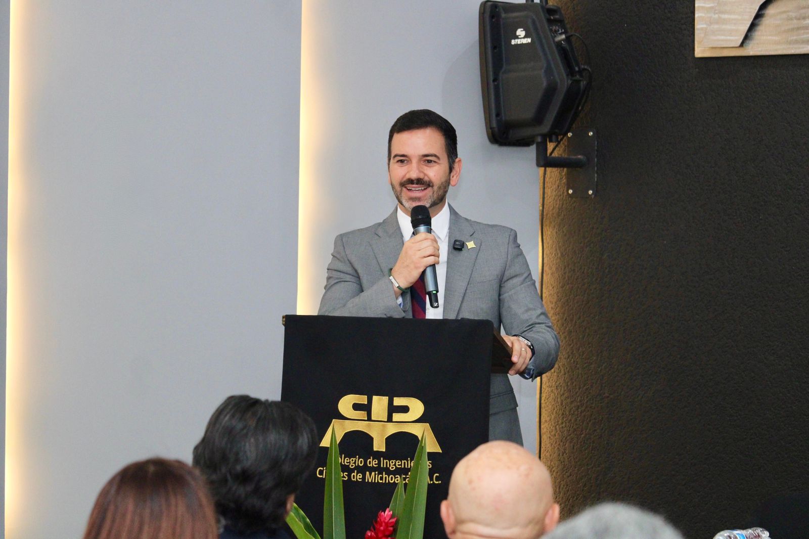 Yankel Benítez reconoce a ingenieros en 64 aniversario de su Colegio en Michoacán.