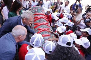 Bedolla inaugura en el Clavijero la exposición “La pasión nos une” para inspirar a la niñez michoacana.