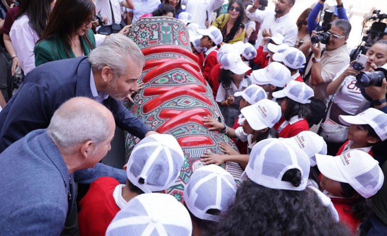 Bedolla inaugura en el Clavijero la exposición “La pasión nos une” para inspirar a la niñez michoacana.