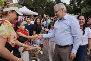 Bedolla y cientos de familias celebran el Día de la Niñez en el Festival Jalo.