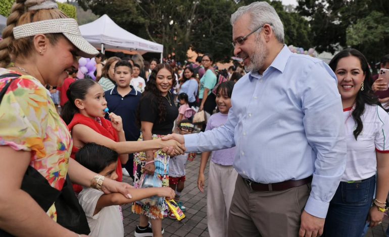 Bedolla y cientos de familias celebran el Día de la Niñez en el Festival Jalo.