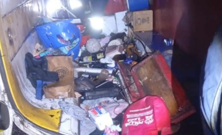 Volcadura de combi en carretera a Los Azufres; afortunadamente, sin lesionados