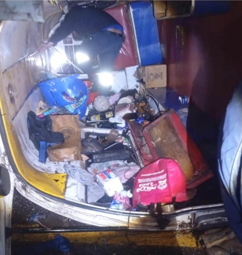 Volcadura de combi en carretera a Los Azufres; afortunadamente, sin lesionados