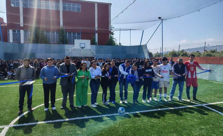 En la UVAQ se inauguró empastado de cancha de futbol