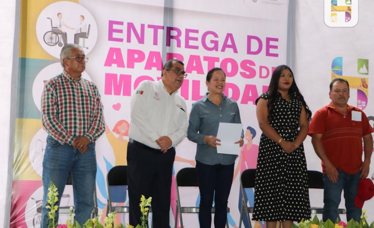 Jeovana Alcántar encabezó la entrega de más de 111 Aparatos de Movilidad