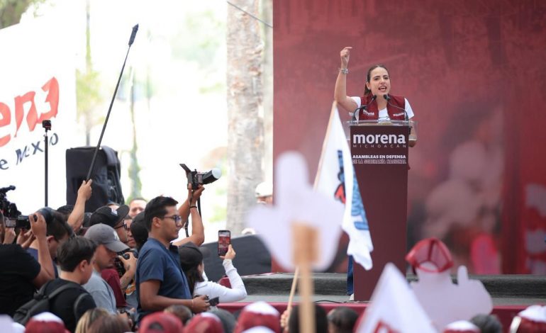 Giulianna Bugarini muestra músculo en la Plaza del Caballito