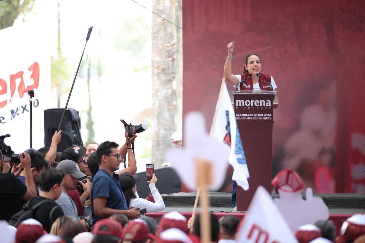 Giulianna Bugarini muestra músculo en la Plaza del Caballito