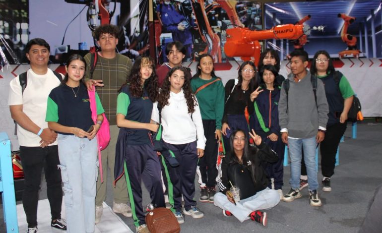 Estudiantes del Cecytem Uruapan fortalecen habilidades en inteligencia artificial y robótica