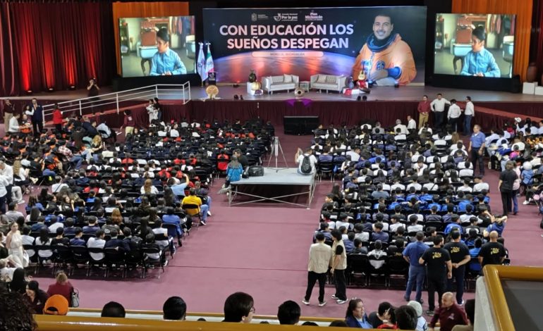 Con mensaje del astronauta José Hernández, estudiantes del Cecytem se inspiran a alcanzar sus metas