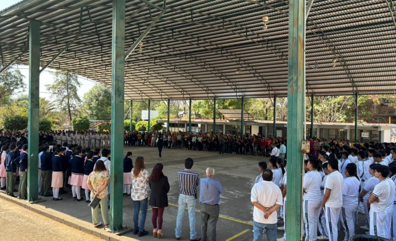 Carlos Torres Piña fortalece acciones de prevención con ponencia sobre uso seguro de redes sociales en Uruapan