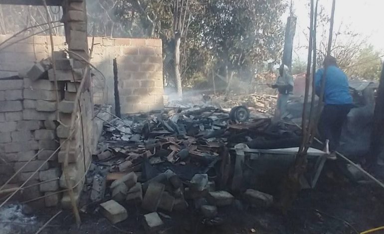 Un incendio consumió una casa habitación y un vehículo particular en la tenencia de Zirahuato