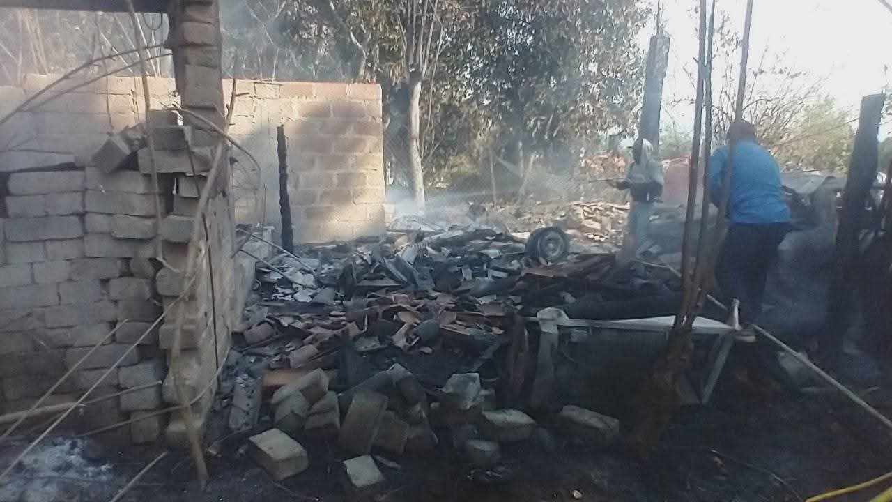 Un incendio consumió una casa habitación y un vehículo particular en la tenencia de Zirahuato