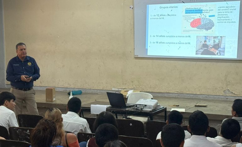 En Lázaro Cárdenas, Carlos Torres Piña instruye fortalecer acciones preventivas con estudiantes y sus familias