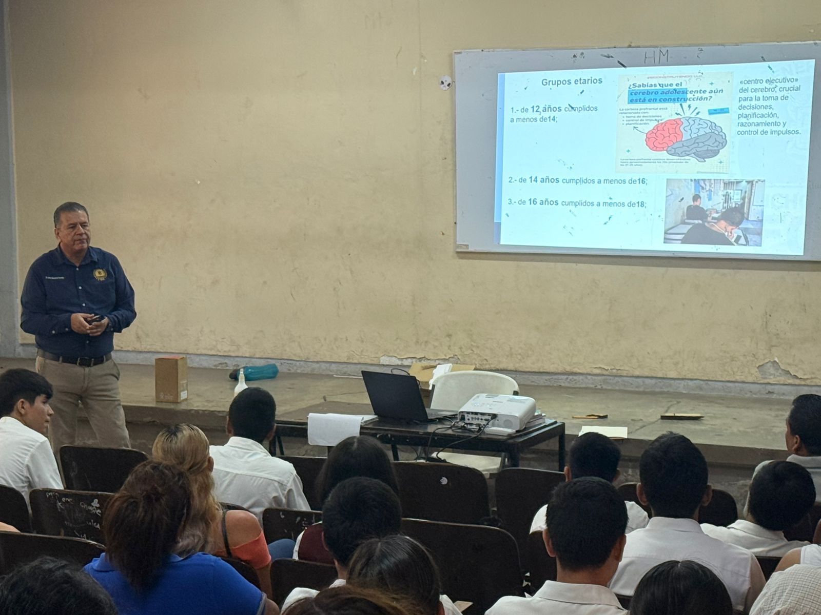 En Lázaro Cárdenas, Carlos Torres Piña instruye fortalecer acciones preventivas con estudiantes y sus familias