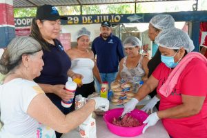 Mujeres pescadoras de Lázaro Cárdenas se profesionalizan para dar mayor valor comercial a su producción
