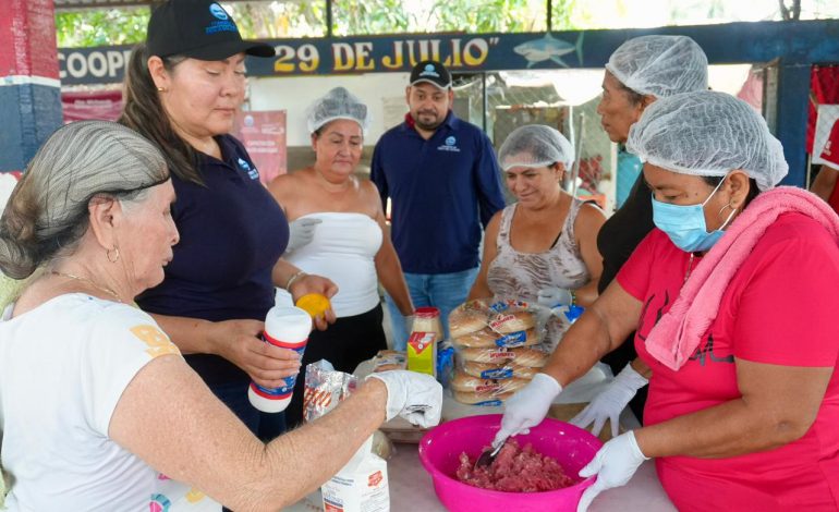 Mujeres pescadoras de Lázaro Cárdenas se profesionalizan para dar mayor valor comercial a su producción