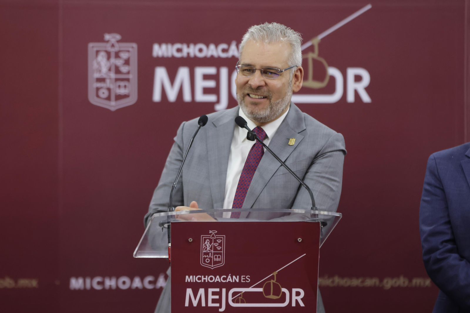 Bedolla presenta cabinas de última generación para el teleférico de Morelia
