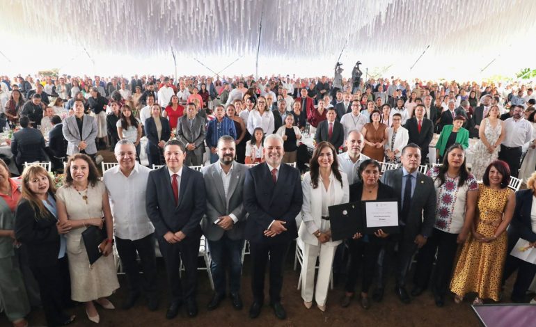 Bedolla reactiva pagos por defunción y premia décadas de labor docente
