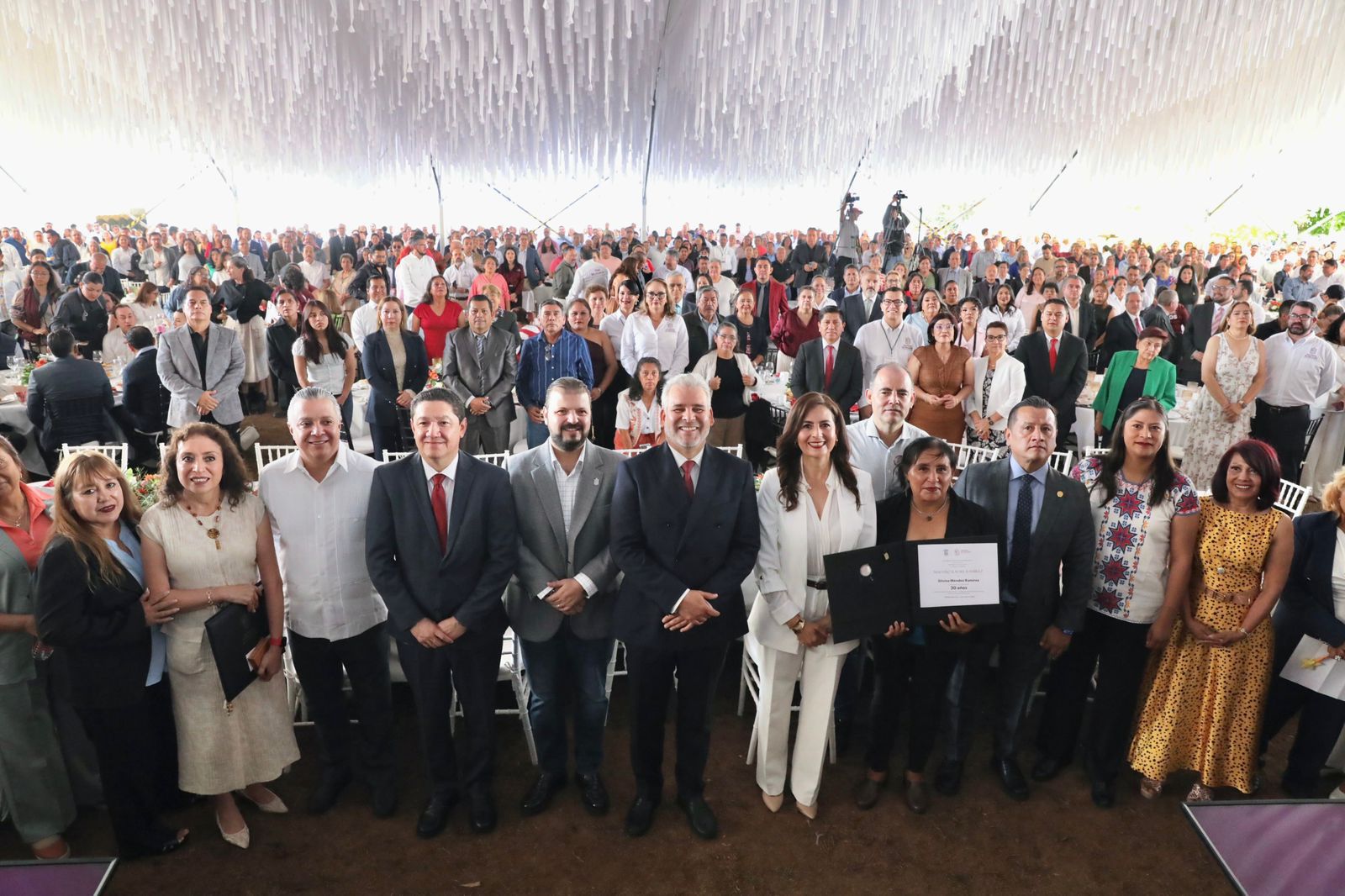 Bedolla reactiva pagos por defunción y premia décadas de labor docente