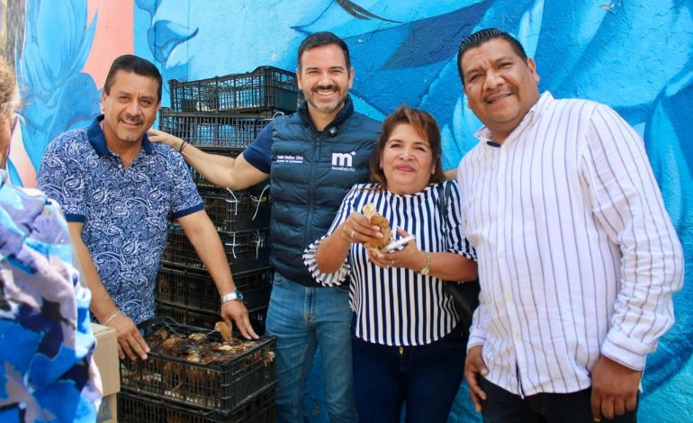 Yankel Benítez lleva programa de entrega de pollitas a Santa María de Guido