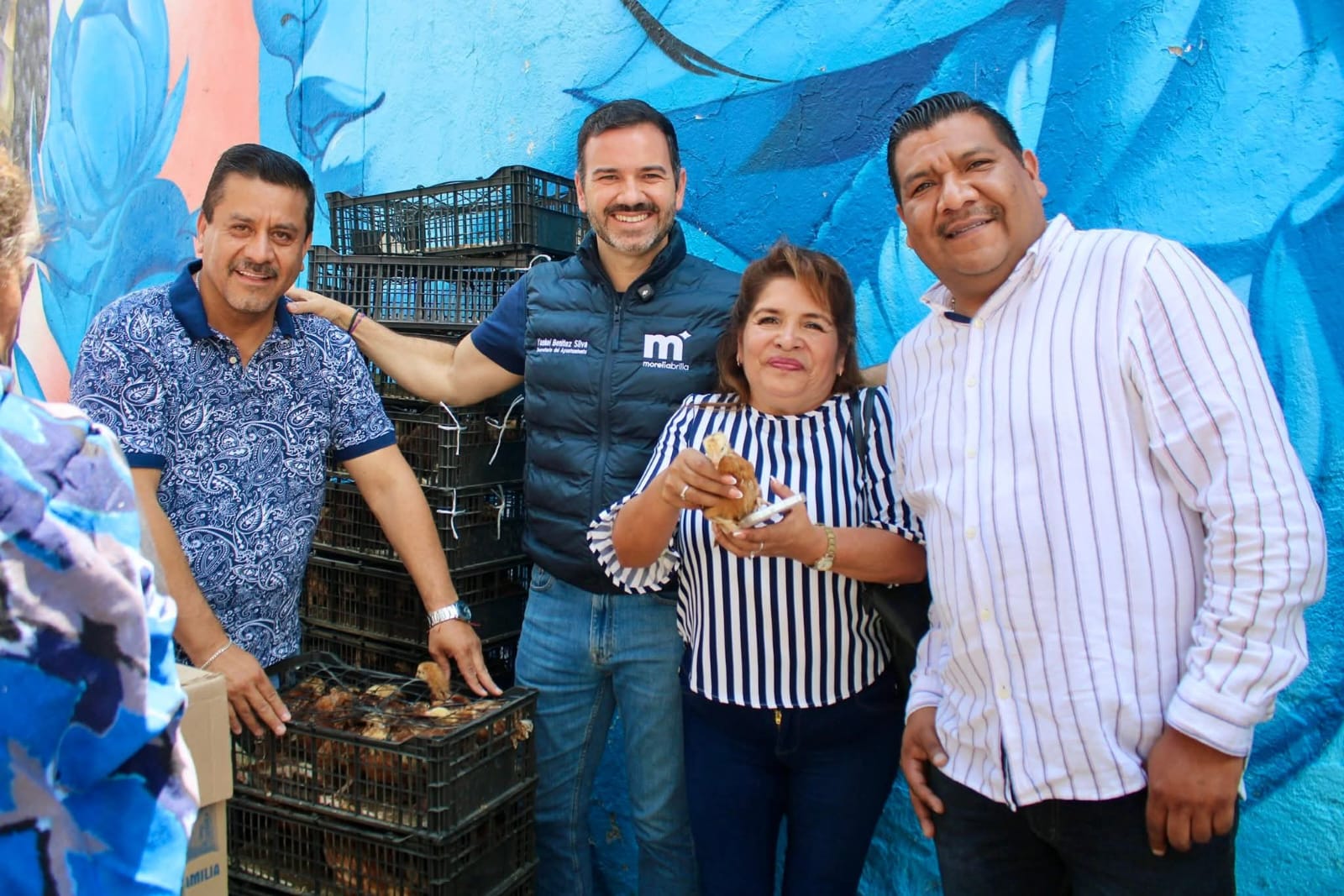 Yankel Benítez lleva programa de entrega de pollitas a Santa María de Guido