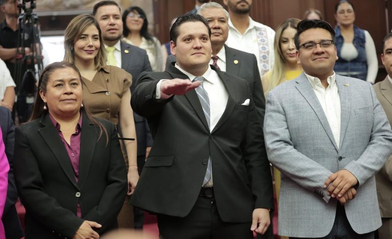 César Osuna Belmonte rinde protesta como diputado local