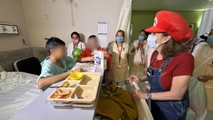 Reciben regalos infantes de pediatría del HGR No. 1 Charo
