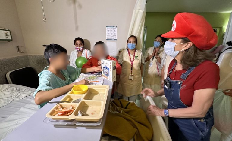 Reciben regalos infantes de pediatría del HGR No. 1 Charo