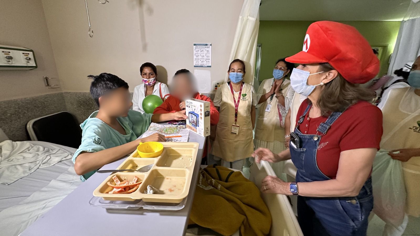 Reciben regalos infantes de pediatría del HGR No. 1 Charo