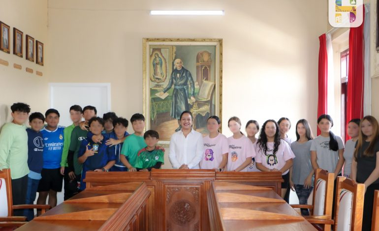 Jeovana Alcántar recibió a alumnos de la Escuela Secundaria William Shakespere